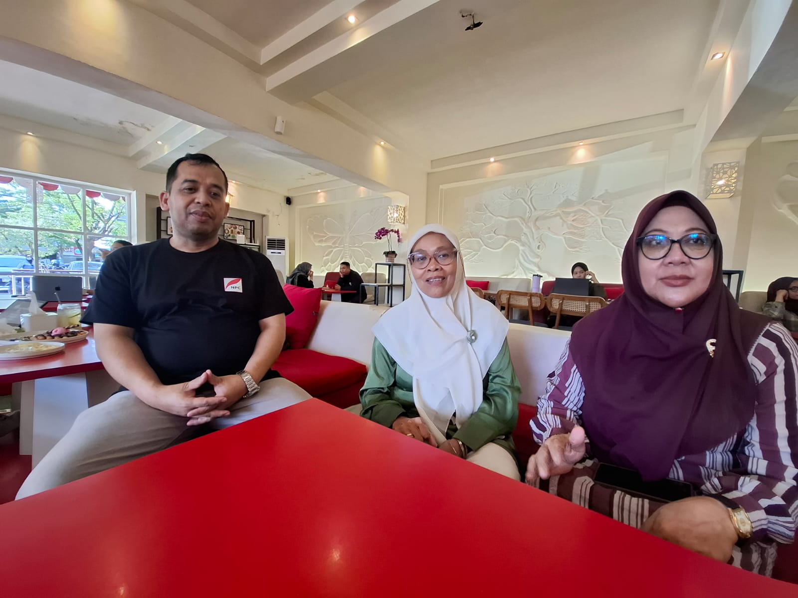 Sekretaris PW Muslimat NU Sulsel, Hj. Mardyawati Yunus (tengah), didampingi Ketua DPP ICATT, H. Mallingkai Ilyas, dan pengurus PW Muslimat NU Sulsel, Hj. Saenab, memberikan keterangan pers terkait pelaksanaan Sarasehan Pondok Pesantren Regional Sulawesi yang akan digelar pada 22–23 Agustus 2026 di Hotel Claro Makassar, Jumat (3/7/2026).